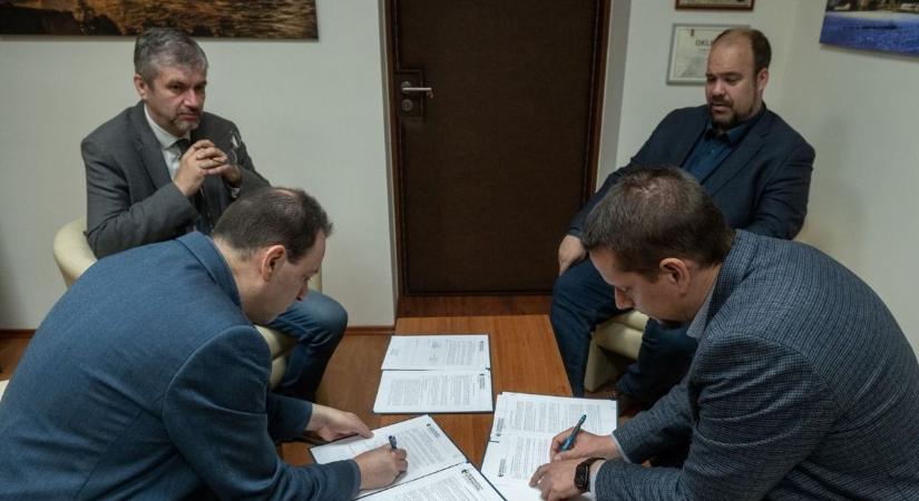 Ki gondolta volna: milliós megbízást kapott Soros kedvence Hadházy kerületében
