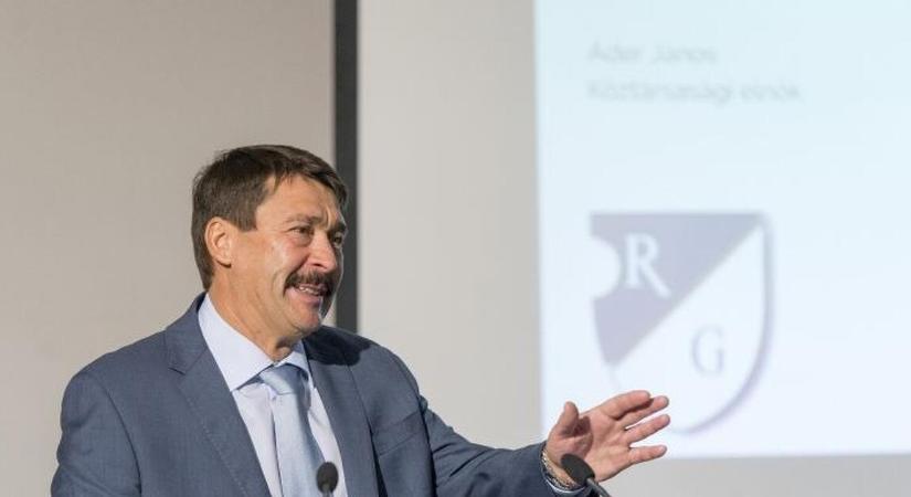 Elképesztő nagyságú adófizetői pénzt kapott Áder János alapítványa