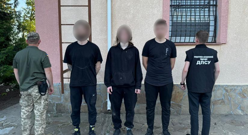 Külföld helyett szabálysértési jegyzőkönyv: a határőrök megállítottak egy csoport határsértőt