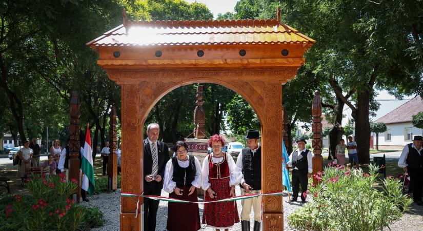 Míves székelykapu díszíti a Bukovinai székelyek terét Szekszárdon (videó)