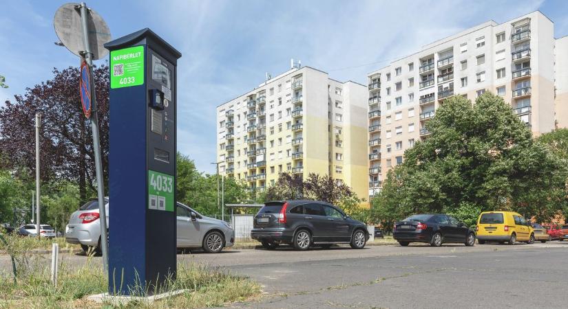 Sokkoló látvány Debrecenben, parkoló kocsival így művészet véletlenül elbánni – fotón a szomorú végeredmény