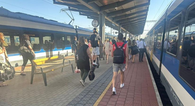 A vágányzár sem jelent problémát – Lázár János segített a Rockmaraton fesztiválozóinak