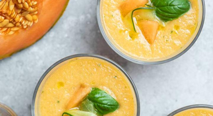 Hideg gyümölcsleves újragondolva: sárgadinnyés gazpacho uborkával