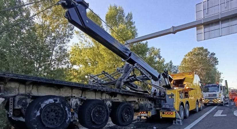 Súlyos baleset az autópályán: két teherautó ütközött a D1-esen