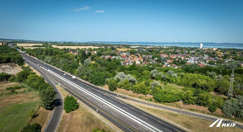 Szalagkorlát helyett: a Balatonhoz betonelemek között lehet eljutni az M7-es autópályán