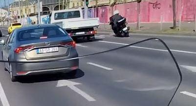Eltiltott motorost üldöztek a rendőrök Budapesten, szalagkorlátnak csapódva ért véget a hajsza – videó