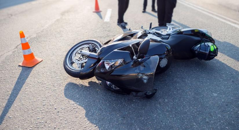 Motoros zuhant a villamos sínek közé a Kossuth Lajos sugárúton