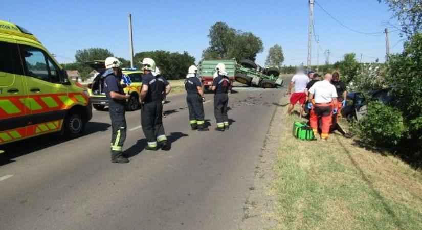 Dráma a 46-oson: a pótkocsikról leszakadt traktor az oldalára borult, egy szétzúzott autó az árokban hevert