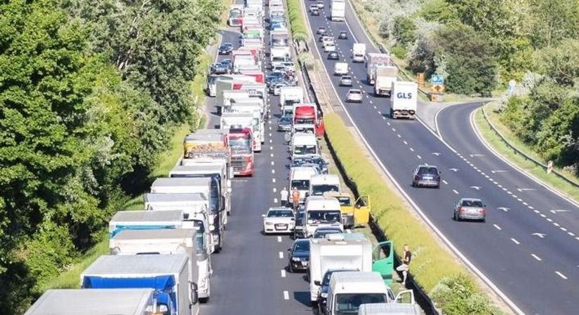 Sűrű a forgalom az M1-esen, több helyen bedugult a pálya