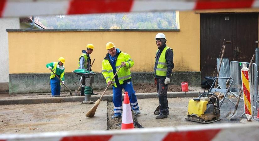 Megváltozik a forgalmi rend Pécs belvárosában, a parkolást is érinti!