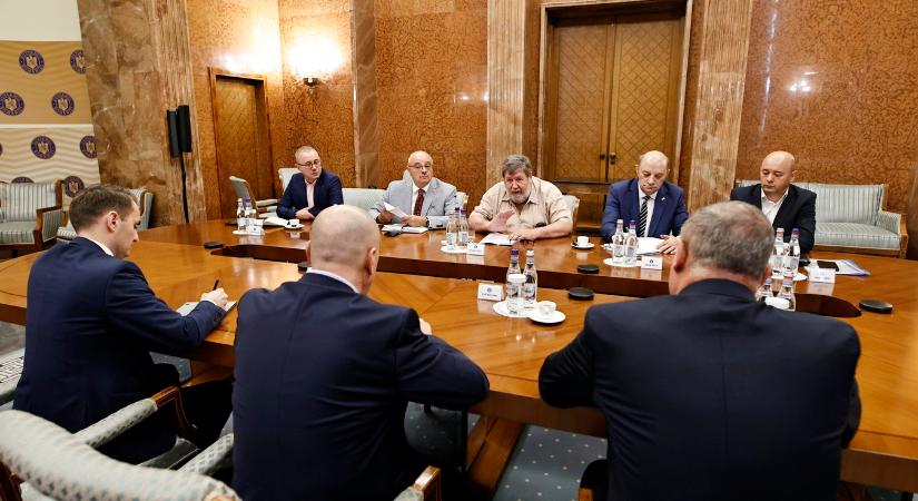Partnernek tartja a szakszervezeteket a kormányfő