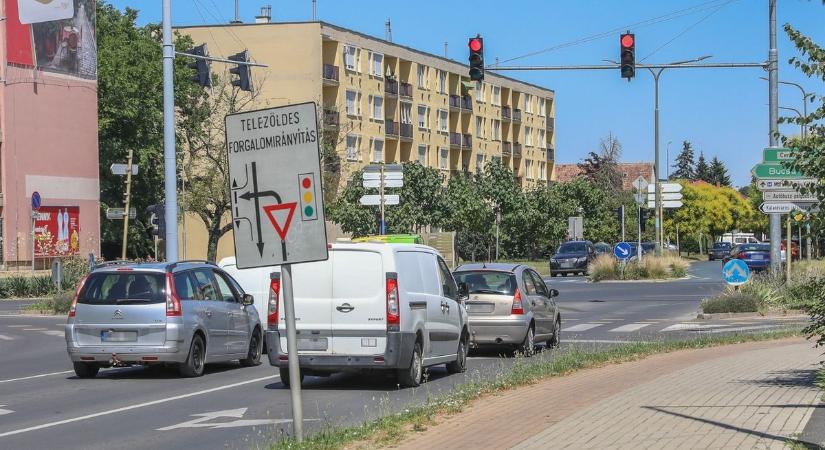 Tovább működnek a jelzőlámpák: változás Szombathely egyik legforgalmasabb kereszteződésében