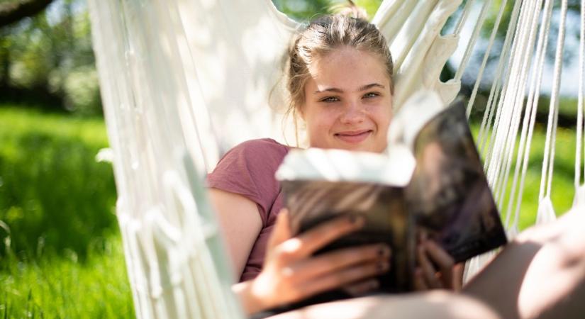 Mitől szőrösödik az új tanárnő lába? – Ha nem akar olvasni a tini, ezeket a könyveket mutasd meg neki! Megjön a kedve!
