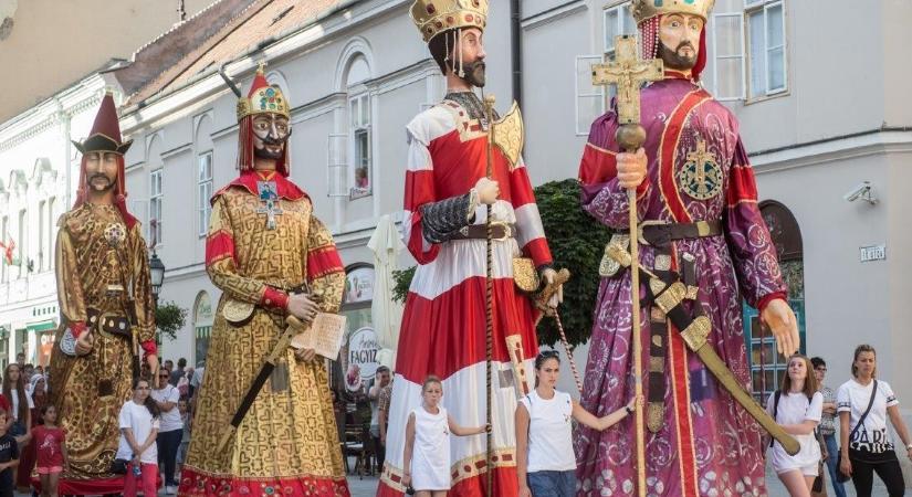 Óriásbábokkal hangolnak a Székesfehérvári Királyi Napokra