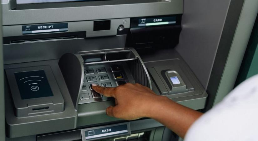 Itt az EU döntése: június végétől így változik meg a készpénzfelvétel a hazai ATM-eknél
