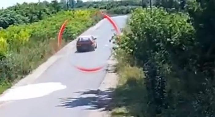Sorsára hagyta a sérültet, a kocsit elrejtette a kukoricásban