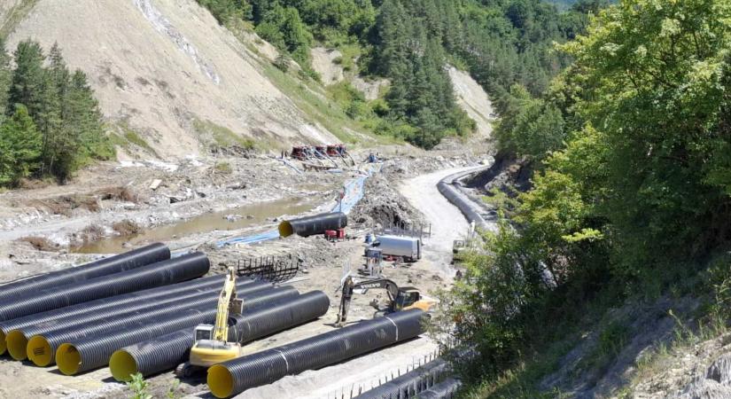 Parajd: lassan, de halad a Korond-patak medrének szabályozása (VIDEÓ)