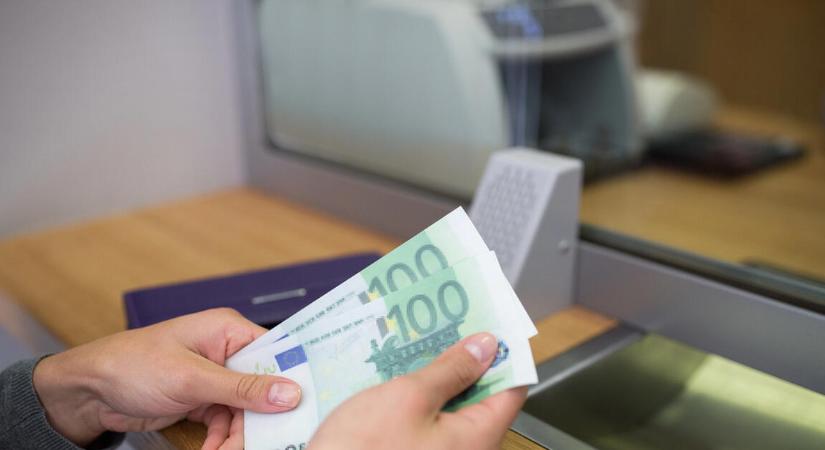 Kevesebb mint 400 forintba kerül egy euró