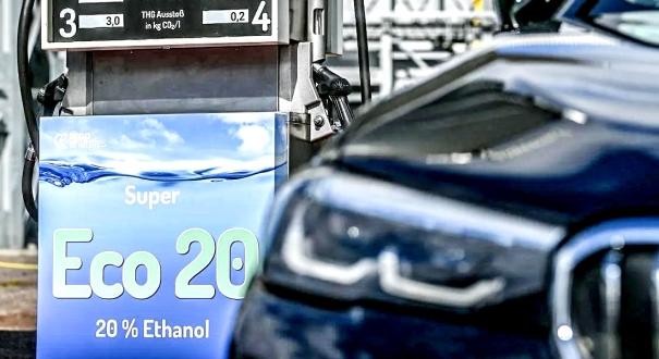 Elkezdődött az E20 benzin árusítása – mi lesz a régi autókkal, motorokkal?