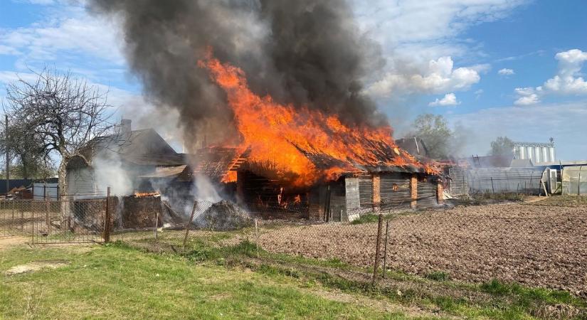 Kigyulladt egy pajta, összeomlott a mellette lévő épület is