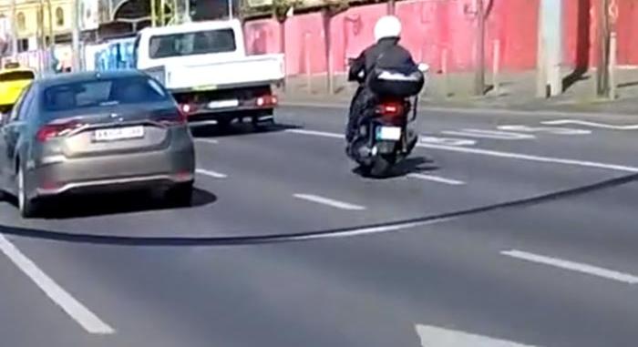 Videón, ahogy ámokfutó motorost kergettek a rendőrök Budapesten