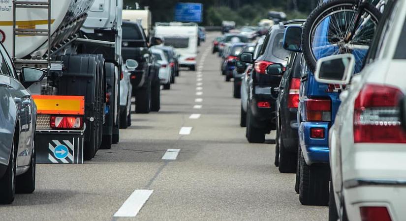 Ötkilométeres torlódás az M3-ason