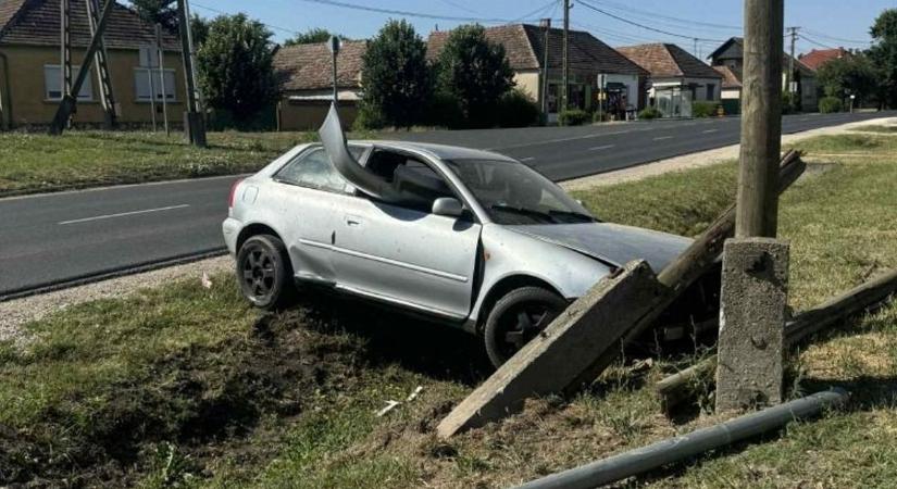 Letarolta a villanyoszlopot a felelőtlen sofőr (videó!)
