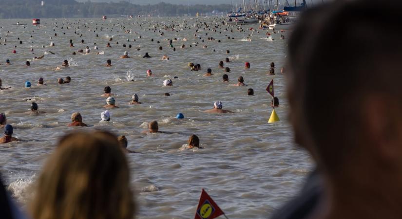 Soha ennyien nem indultak még a Balaton-átúszáson