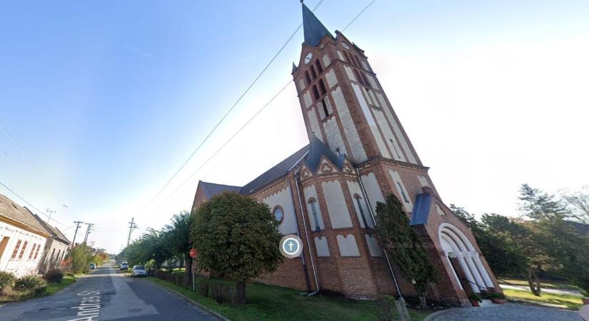 Templomfalnak rohant egy autó Baján
