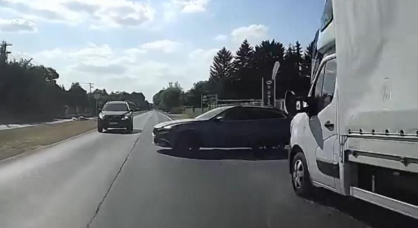 Teherautó mögül vakon hajtott ki a Mazda, centiken múlt a karambol – videó