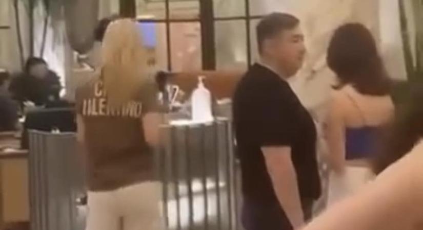 Hadházy szerint Mészáros Lőrinc és Várkonyi Andrea ott szállt meg New Yorkban, mint Kevin a Reszkessetek, betörők!-ben