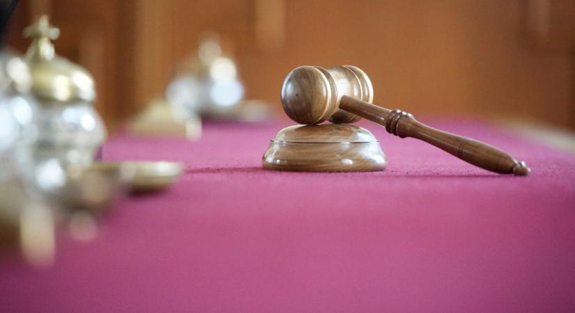 Próbára bocsátották a fiatalkorú fiút, aki lesből, késsel támadt a nővérére
