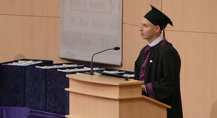 A bajai kórház cáfolta azt a hírt, hogy nem alkalmaznák az egészségügyet kritizáló végzős orvoshallgatót