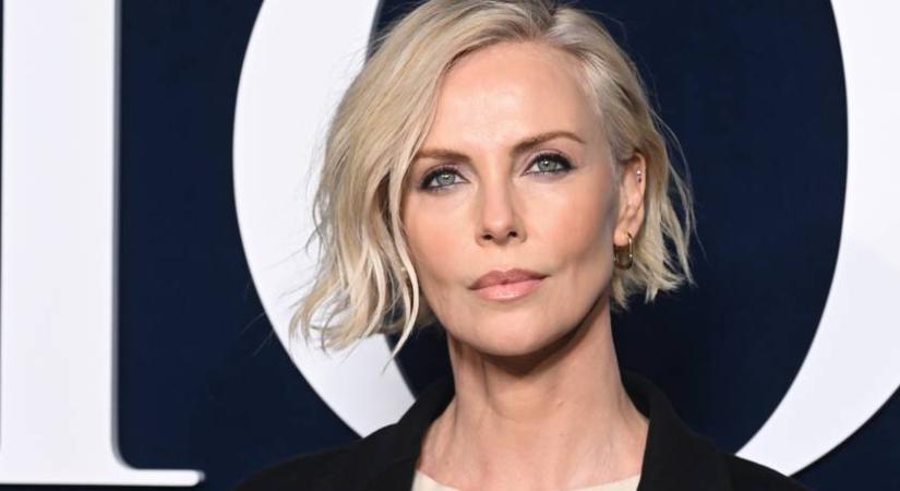 A 49 éves Charlize Theronnak egy 26 éves pasival volt egyéjszakás kalandja: ilyen volt vele a szex