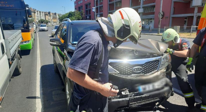 Baleset a nyíregyházi belvárosban – egy személyt kórházba szállítottak (fotók)