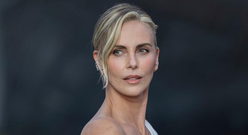 Charlize Theron 49 évesen fejest ugrott az egyéjszakás kalandok világába, egy 26 éves fiúval bújt ágyba
