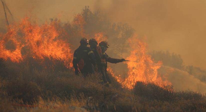 Borzalmas tűzvész pusztít Krétán - szívszorító fotókon az elkeseredett küzdelem