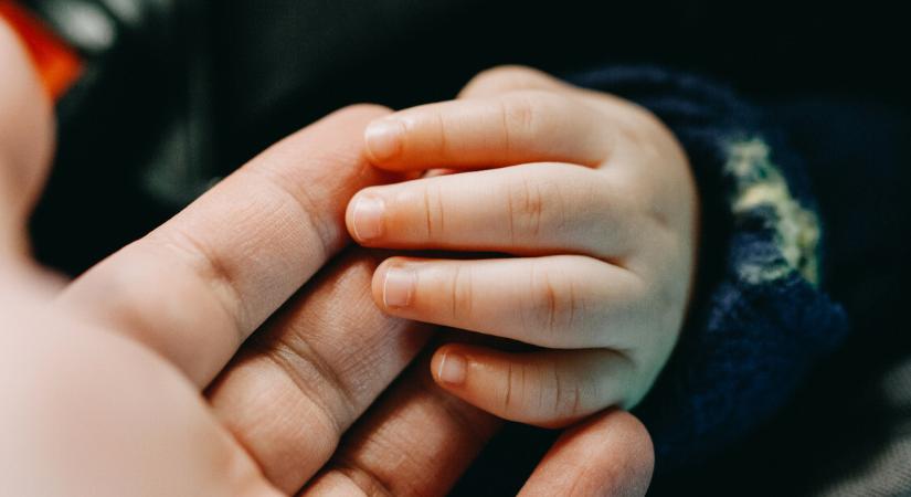 4 hónapos baba rekedt egy lezárt autóban Várpalotán