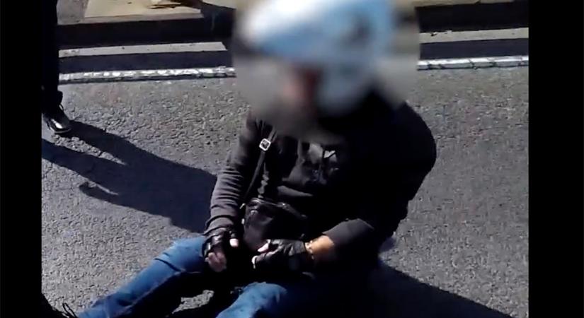 Menekült a motoros a rendőrök elől, majd elesett. Mindent rögzített a kamera