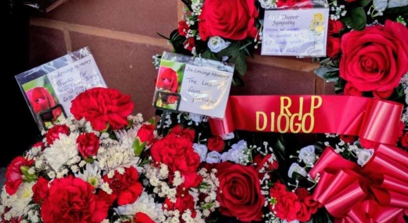 Félárbócon a Liverpool-zászló, gyűlnek a mécsesek az Anfielden – képeken Diogo Jota pályafutása (GALÉRIA)