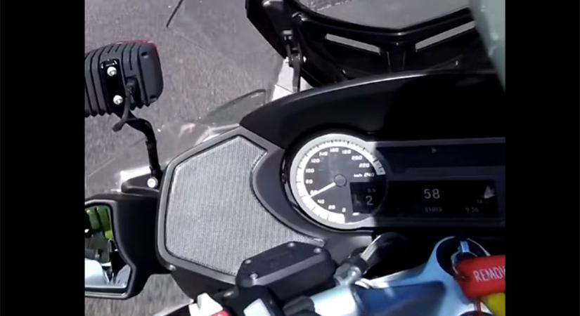 Videón az ámokfutó motoros üldözése Budapesten - nem lett jó vége