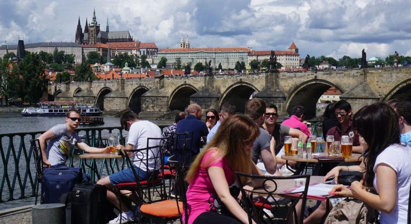 Fogy az egyik szomszédos ország lakossága, de nem csak a születésszám miatt