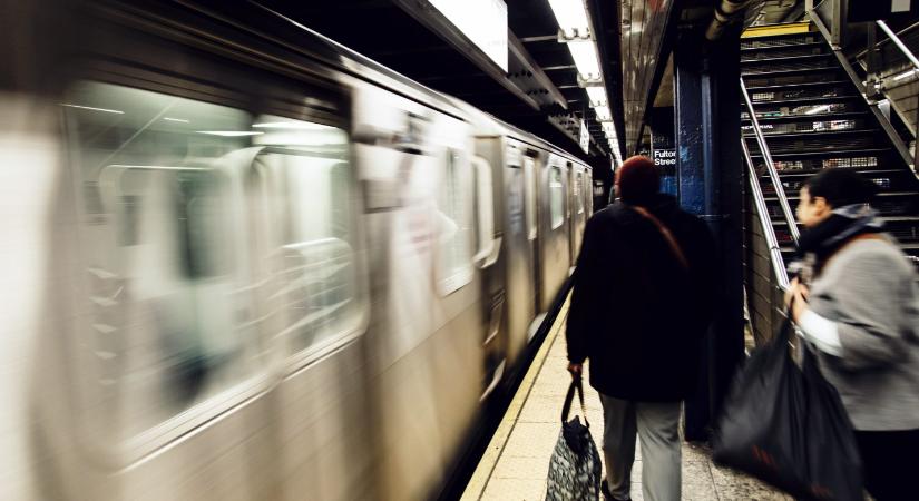 Brutálisan bántalmazott egy thaiföldi modellt egy volt fegyenc a New York-i metróban