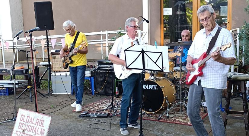 Ilyen még nem volt: retro zene és különleges relaxációs élmény várta a fürdőzőket – videóval