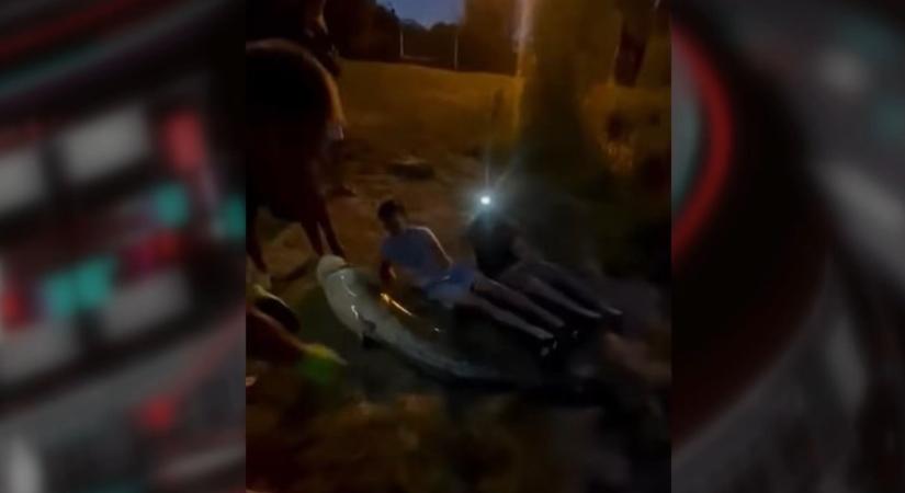 Kétméteres harcsaszörnyet fogott egy 10 és egy 12 éves fiú a nyári szünetben Zsurkon
