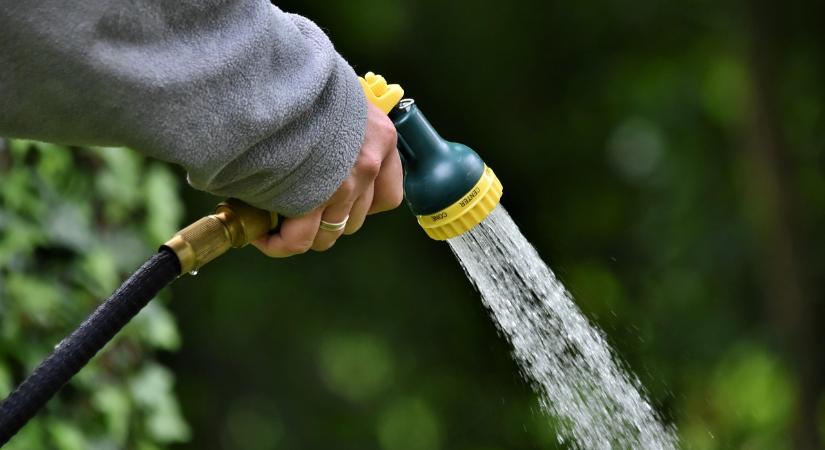 Ivóvízzel öntöznek: a Sepsiszentgyörgy környéki települések lakóinak zuhany helyett a bosszúság jut