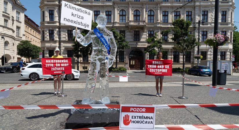 Taraba elolvadt a napon – jégszoborral üzentek az aktivisták a miniszternek