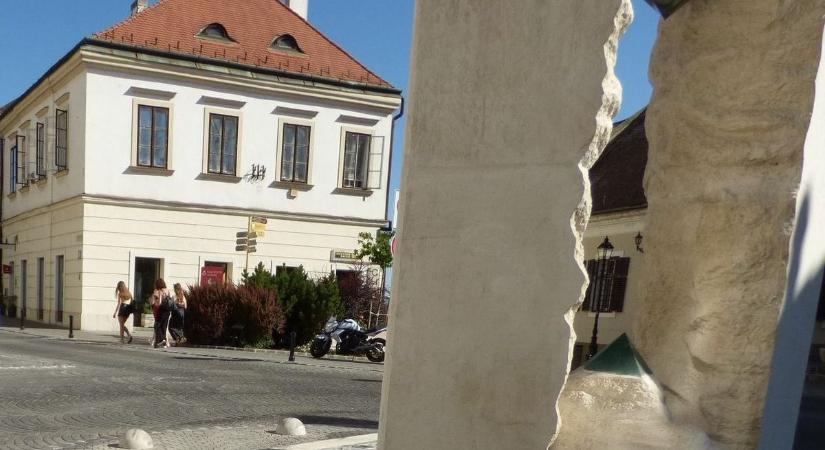 Eltévedt kamionos rongálta meg az ikonikus szobor talapzatát