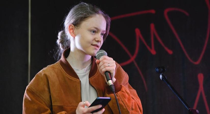 Pankotai Magyar Péter módszerével üzent, de előkerült a szivárványos zászló is