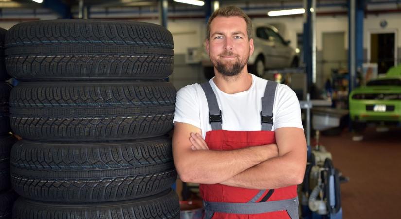 Bírja még? Életveszélyes, ha spórolsz az öreg gumival – így csinálja ki az abroncsokat a hőség